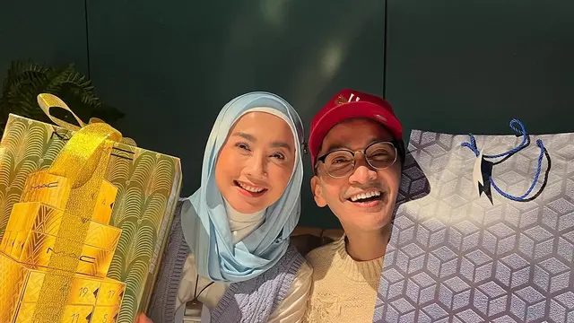 5 Gaya Hijab Desy Ratnasari di Sederet Momen, Menambah Elegan Penampilan (credit: instagram/ruben_onsu).