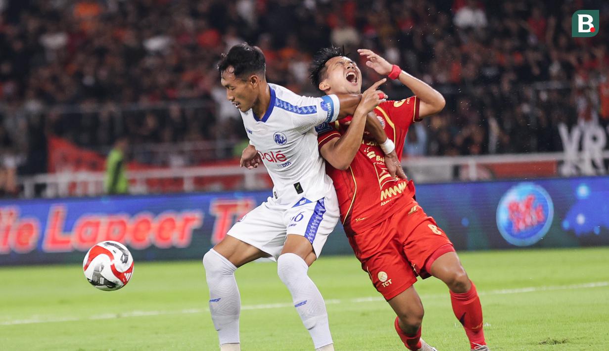 Witan Sulaeman (kanan) nampak dilanggar oleh oelh Hansamu Yama Pranata (kiri) saat pertandingan Persija Jakarta vs Arema FC BRI Super League pekan ke-20 yang berlangsung di Stadion Utama Gelora Bung Karno, Minggu (8/2/2026) malam WIB. (Bola.com/Abdul Aziz)