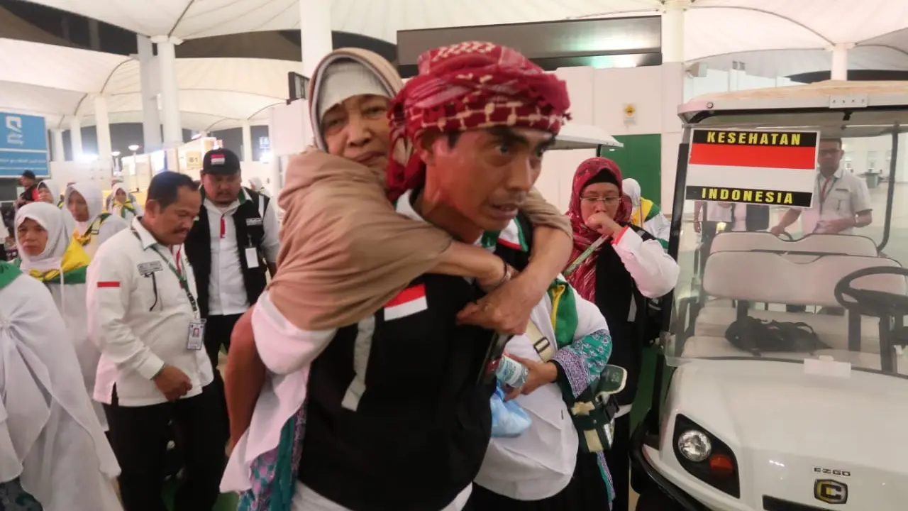 Petugas haji Indonesia membantu jemaah haji Indonesia saat kepulangan di Bandara King Abdulaziz, Jeddah. Darmawan/MCH