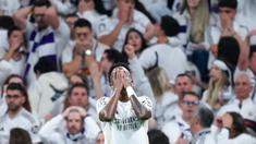 Pemain Real Madrid, Vinicius Junior, tampak kecewa setelah ditaklukkan Bayern Munchen pada laga leg pertama perempat final Liga Champions di Stadion Santiago Bernabeu, Rabu (8/4/2026). (AP Photo/Jose Breton)