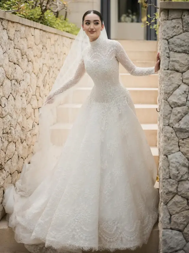 Gaun pemberkataan Ranty Maria yang Dibuat Hian Tjen lengkap dengan veil . [@hiantjen]