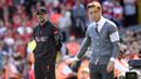 Reaksi bahagia pelatih kepala Liverpool, Jurgen Klopp (kiri) di samping pelatih kepala Bournemouth Scott Parker pada laga lanjutan Liga Inggris 2022/2023 di Anfield, Liverpool, 27 Augustus 2022. The Reds menang dengan skor 9-0. (AFP/Oli Scarff)