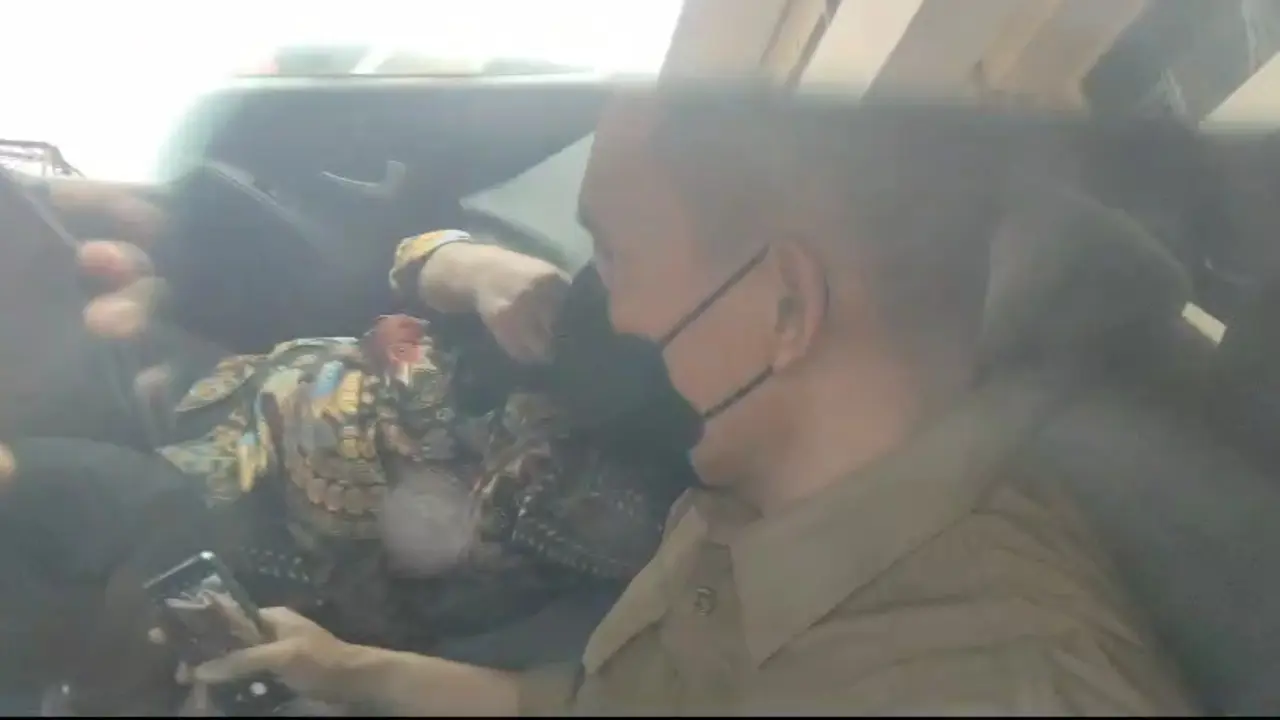 Usai Diperiksa Polisi, Ketua KPK Firli Bahuri Tutup Wajahnya Pakai Tas
