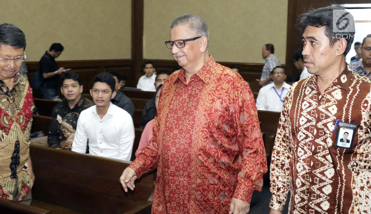 Terdakwa kasus dugaan suap proyek PLTU Riau-1, Sofyan Basir (tengah) saat tiba untuk menjalani sidang lanjutan di Pengadilan Tipikor, Jakarta, Senin (1/7/2019). Sidang beragendakan pembacaan tanggapan atas nota keberatan terdakwa oleh JPU KPK. (Liputan6.com/Helmi Fithriansyah)