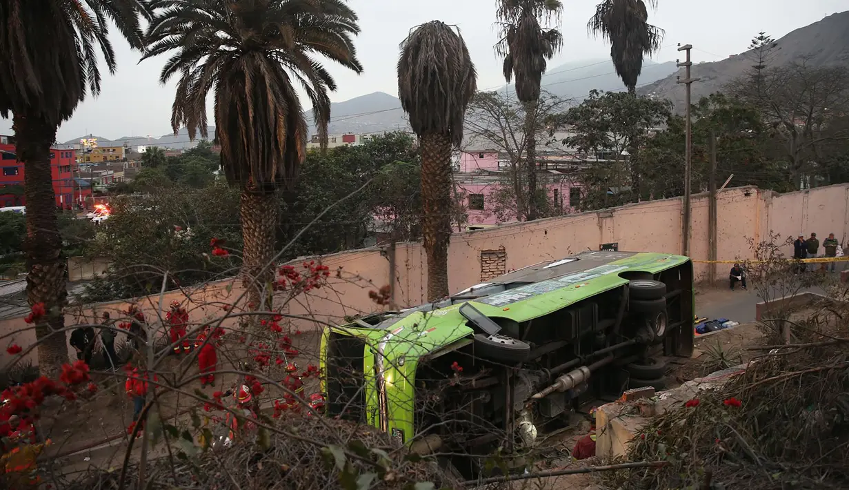 Sebuah bus wisata setelah mengalami kecelakaan di Lima, Peru, (9/10). Menurut petugas pemadam kebakaran, sedikitnya tujuh orang tewas setelah  bus wisata tersebut keluar jalur saat turun bukit di distrik Rimac. (AFP Photo/Andina/Ho)