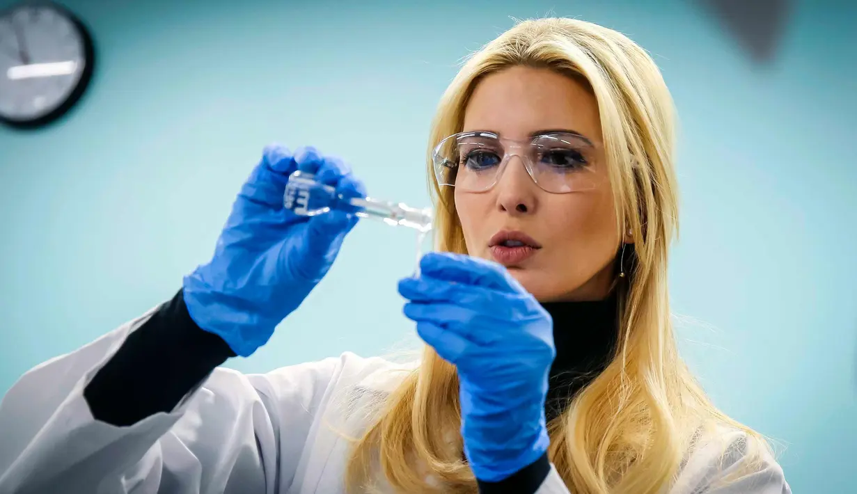 Ivanka Trump menggunakan pipet mengukur tingkat nikotin dalam rokok ketika melakukan kunjungan di laboratorium di  Waukee Innovation and Learning Centre di Waukee, Iowa, (19/3). (Rodney White/The Des Moines Register via AP)