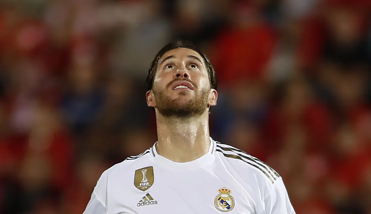 Bek Real Madrid, Sergio Ramos, tampak kecewa usai dikalahkan Real Mallorca pada laga La Liga Spanyol di Stadion Iberostar, Mallorca, Sabtu (19/10). Mallorca menang 1-0 atas Madrid. (AFP/Javier Reina)