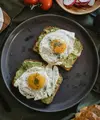 Avocado toast dengan egg dan herb mengandung protein, lemak sehat, dan berbagai zat yang baik untuk meningkatkan kesehatan tubuh. (Foto/dok: Pexels/Nicola Barts)