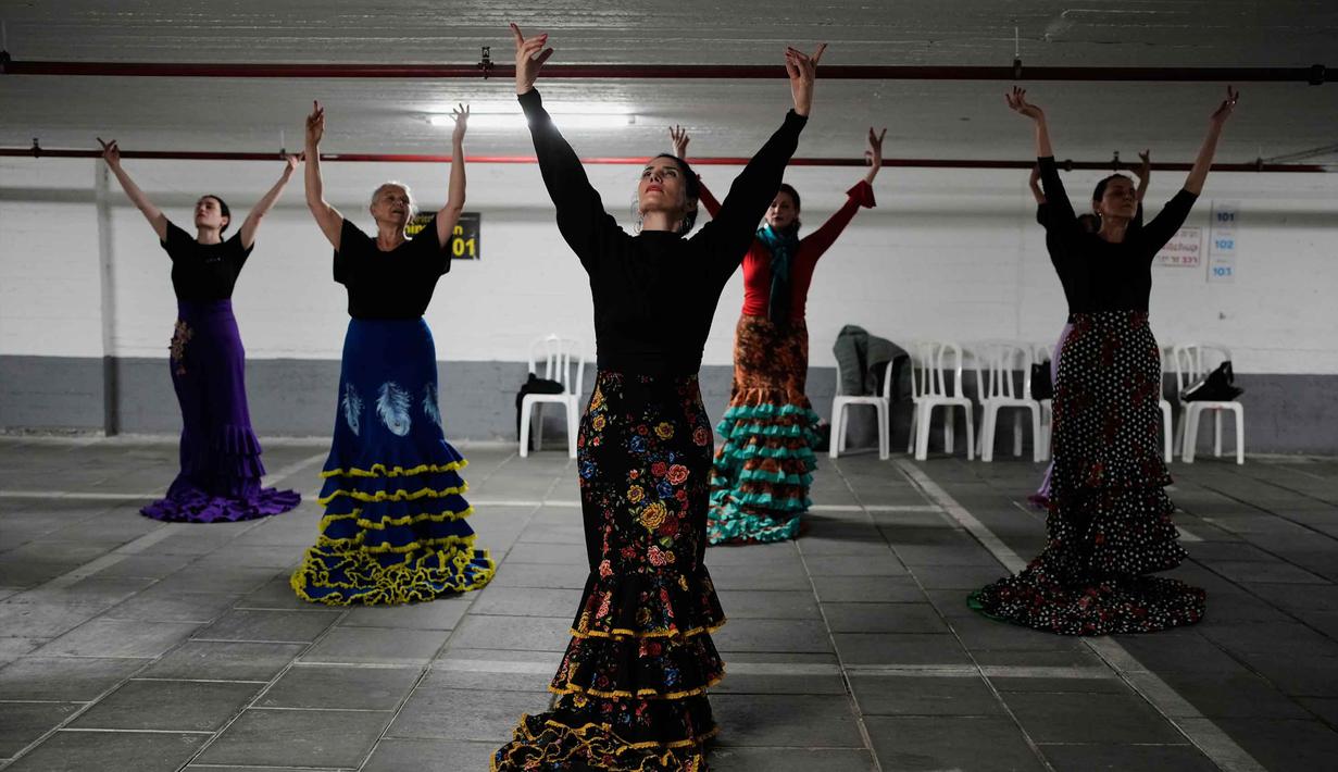 Tidak terkecuali, sekelompok siswa flamenco terpaksa menghentikan aktivitas latihan mereka di studio dan mencari perlindungan di salah satu garasi parkir bawah tanah. Tampak dalam foto, sekelompok siswa flamenco menari di garasi parkir bawah tanah setelah kelas studio mereka terganggu oleh sirene serangan udara yang memperingatkan datangnya rudal dari Iran, di Tel Aviv, Israel, Senin 30 Maret 2026. (AP Photo/Ohad Zwigenberg)