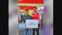 Dicky Aprilio (27) warga Tulangan Sidoarjo mendapatkan penghargaan dari Pertamina dengan gratis isi BBM Pertamax selama satu tahun