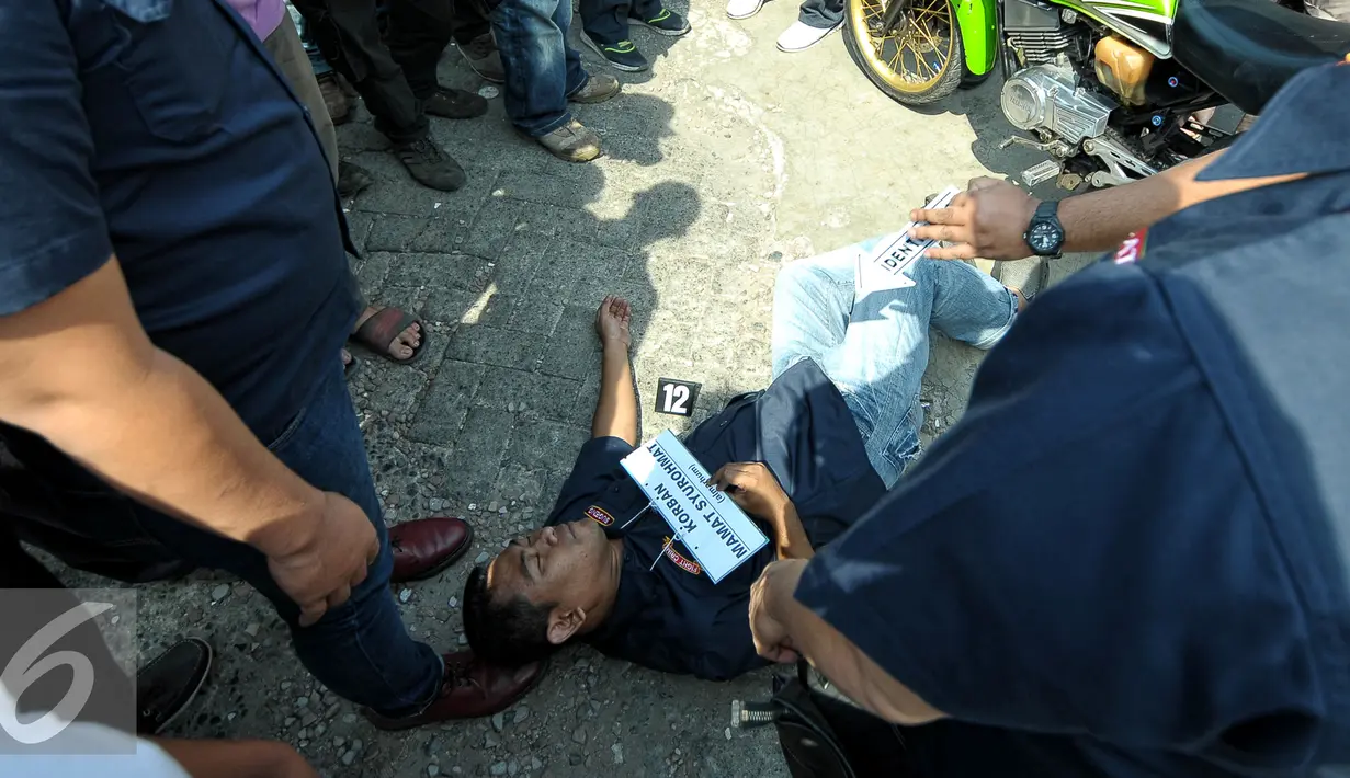 Jatanras Polda Metro Jaya gelar rekonstruksi pembunuhan dan pencurian juragan beras Mamat Syurohmat yang terjadi pada 21 Maret lalu di Ciracas, Jakarta, Kamis (17/6/2015). Tujuh orang pelaku memperagakan 20 adegan rekonstruksi. (Liputan6.com/Yoppy Renato)
