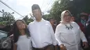 Calon Gubernur DKI Jakarta Anies Baswedan bersama istri, Fery Farhati dan anak perempuannya, Mutiara Baswedan, meninggalkan TPS 028 Cilandak Barat, Jakarta, usai menggunakan hak pilihnya pada Pilkada DKI 2017, Rabu (15/2). (Liputan6.com/Immanuel Antonius)