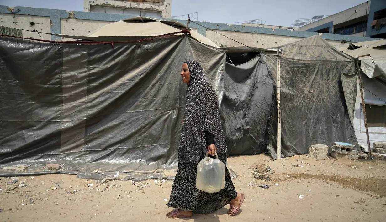 Air bersih menjadi sesuatu yang langka dan berharga bagi sekitar dua juta penduduk di Gaza, Palestina. (AP Photo/Jehad Alshrafi)
