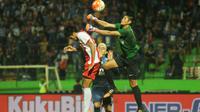 Kiper PSM, Deny Marcell, berjibaku mengamankan gawangnya dari serangan bertubi-tubi Arema Cronus dalam laga lanjutan TSC 2016 di Stadion Gajayana, Malang, Jumat (14/10/2016). (Bola.com/Iwan Setiawan)