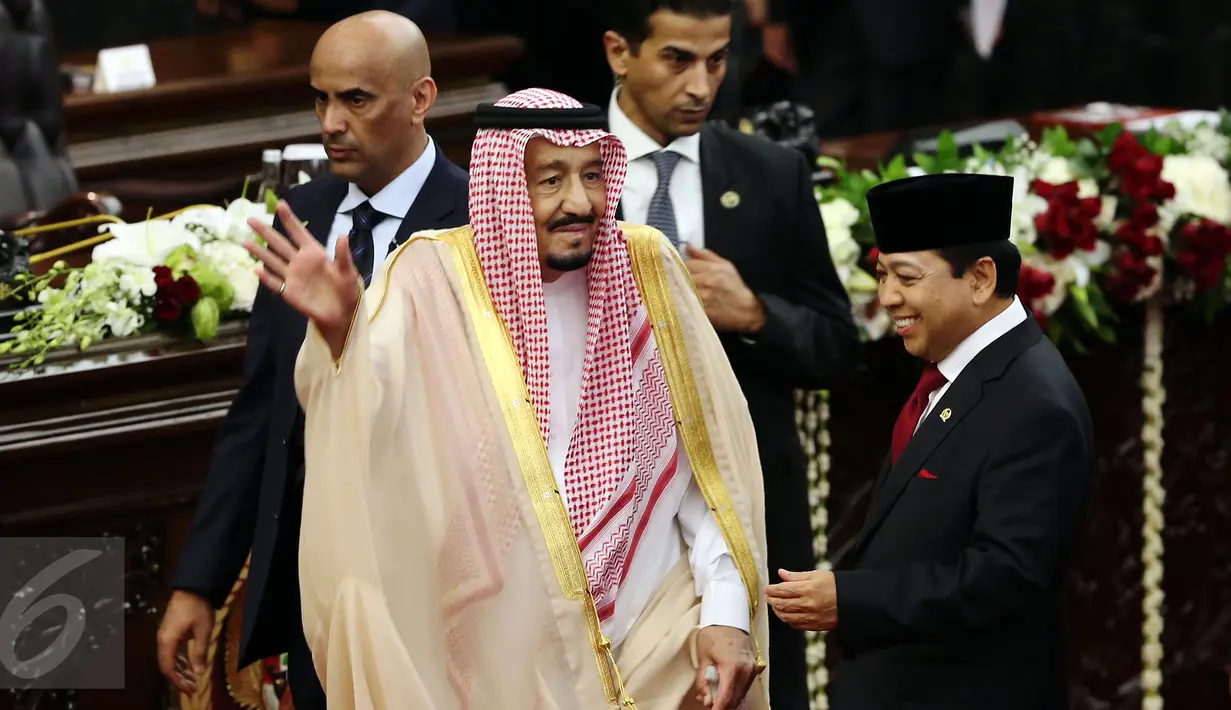 Raja Arab Saudi, Salman bin Abdulaziz Al-Saud menyapa awak media di Kompleks Parlemen MPR/DPR RI, Jakarta, Kamis (2/3). Pada hari kedua kunjungan kenegaraannya ke Indonesia, Raja Salman mengunjungi DPR, Masjid Istiqlal. (Liputan6.com/Johan Tallo)