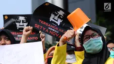 Sejumlah mahasiswa yang tergabung dalam UI Beraksi melakukan aksi di depan Gedung KPK, Jakarta, Jumat (13/10). Mereka meminta KPK segera menetapkan kembali status tersangka kepada Setya Novanto. (Liputan6.com/Helmi Fithriansyah)