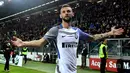 Pemain Inter Milan, Marcelo Brozovic merayakan golnya ke gawang Cagliari pada lanjutan Serie A di Sardegna Arena Stadium, Cagliari, (25/11/2017). Inter Menang 3-1. (AFP/Alberto Pizzoli)