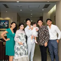 Setelan jas abu-abu ini dipadukan dengan sneakers yang menunjukkan kesan sporty. [instagram/felicyangelista_]