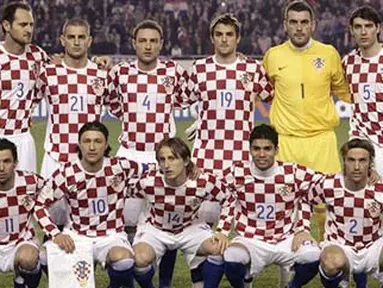 A picture taken on February 6, 2008 shows the Croatian national football team players posing before their match against Netherlands in Split. AFP PHOTO/ HRVOJE POLAN