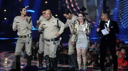 Pemain Warkop DKI Reborn, Abimana, Vino G Bastian dan Tora Sudiro plus Indro Warkop bersama Syahrini dan host Irfan Hakim memperagakan Chicken Dance pada perayaan HUT SCTV ke-26 di Istora Senayan, Jakarta, Rabu (24/8). (Liputan6.com/Johan Tallo)