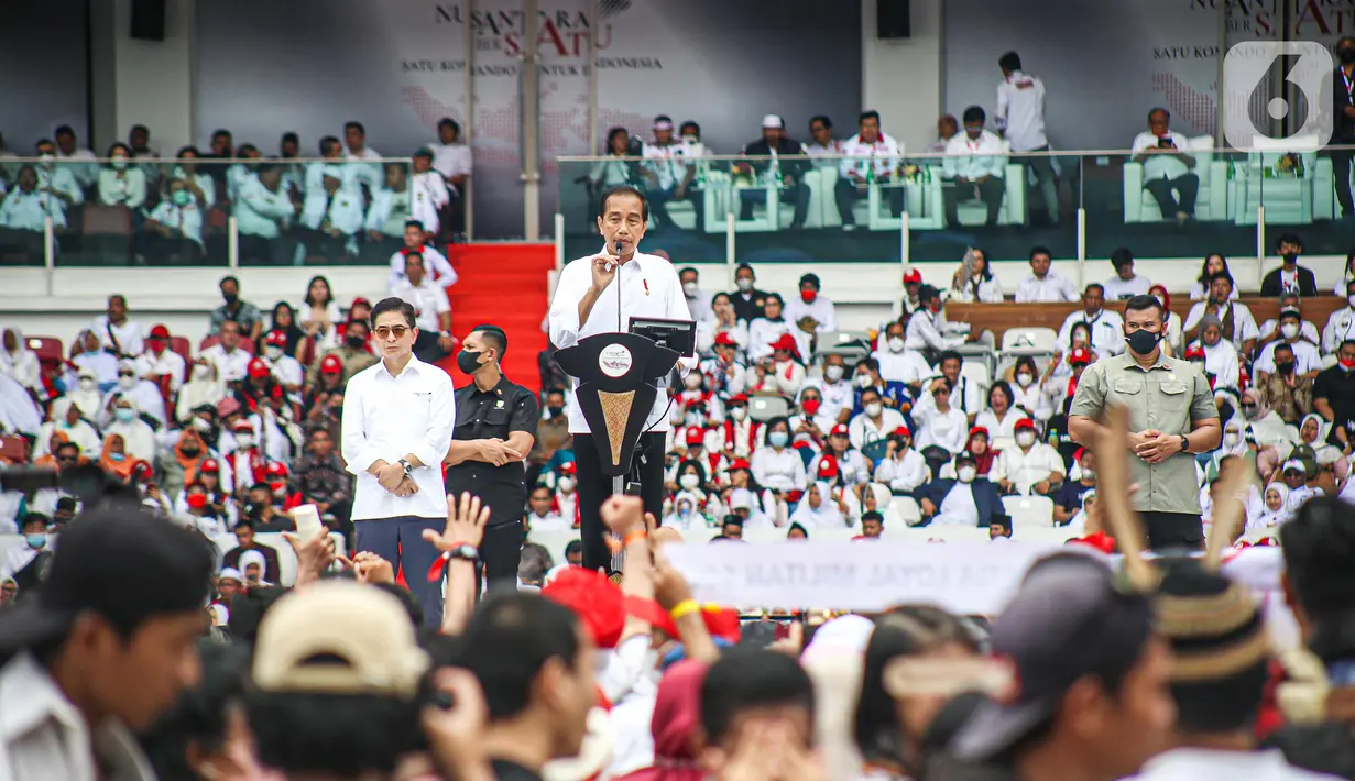 Presiden Joko Widodo menyapa relawan saat menghadiri acara Gerakan Nusantara Bersatu: Satu Komando Untuk Indonesia di Stadion Utama Gelora Bung Karno, Jakarta, Sabtu (26/11/2022). Gerakan Nusantara Bersatu dari berbagai elemen relawan Jokowi itu untuk menyelaraskan persepsi barisan satu komando di bawah arahan Presiden Joko Widodo. (Liputan6.com/Faizal Fanani)