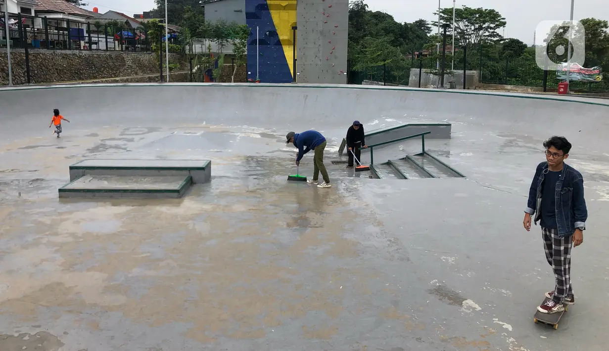 Warga bermain skateboard di area Alun-alun Kota Depok, Jawa Barat, Senin (24/2/2020). Meskipun memasuki musim hujan, namun Alun-alun Kota Depok masih menjadi pilihan bagi sebagian warga untuk berolahraga dan berekreasi. (Liputan6.com/Immanuel Antonius)