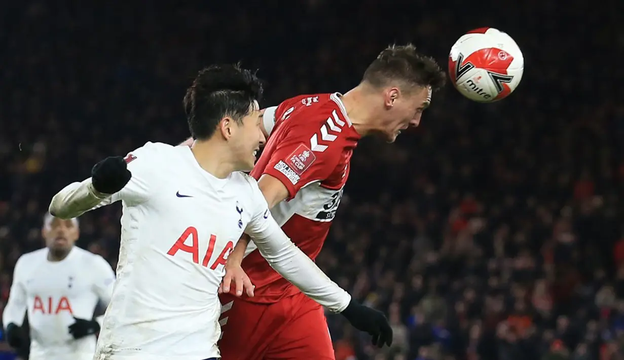 Pemain Tottenham Hotspur Son Heung-min (kiri) berebut bola dengan pemain Middlesbrough Dael Fry pada pertandingan putaran kelima Piala FA di Stadion Riverside, Middlesbrough, Inggris, 1 Maret 2022. Tottenham Hotspur kalah 1-0 dan tersingkir dari Piala FA. (Lindsey Parnaby/AFP)