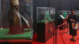 Dalam rangka memeriahkan Ramadan 1447 Hijriah, Pemerintah Kabupaten Bogor, Jawa Barat, menghadirkan pameran artefak Nabi Muhammad SAW dan para sahabat serta keluarga di gedung Laga Satria, Pakansari, Cibinong, Kabupaten Bogor, Jawa Barat. Tampak dalam foto, pengunjung mengamati artefak Nabi Muhammad SAW dan para sahabat serta keluarga saat pameran di gedung Laga Satria, Pakansari, Cibinong, Kabupaten Bogor, Jawa Barat, Jumat (20/2/2026). (merdeka.com/Arie Basuki)