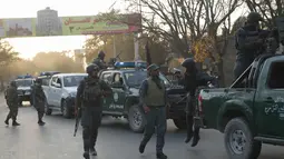 Pasukan keamanan tiba di lokasi serangan bunuh diri di Kabul tengah, Afghanistan, (31/10). Serangan ini merupakan serangan pertama yang menyasar zona diplomatik di Kabul. (AP Photo/Massoud Hossaini)