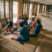 Wilsen Willim dan para penenun di Kalimantan Timur melakukan bonding untuk proses Eksplorasi Kekayaan Tenun, Jumat (21/8/2026). (Liputan6.com/Nurri Indah)