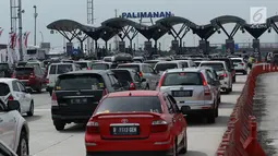 Kendaraan pemudik mengantre memasuki gerbang tol Palimanan, Cirebon, Jawa Barat, Sabtu (24/6). Pada H-1 Lebaran Volume kendaraan menuju Jawa Tengah terpantau ramai lancar. (Liputan6.com/Gempur M Surya)