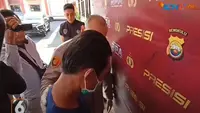 Tersangka AJ (45), orangtua siswa yang menganiaya seorang guru SMA di Rejang Lebong, Bengkulu akhirnya menyerahkan diri ke polisi (foto: YouTube Liputan6).