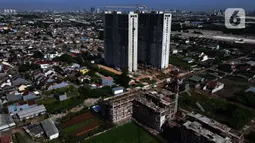 Pemandangan hunian rumah warga di Pulo Jahe, Jakarta, Kamis (24/3/2022). Warga DKI masih melakukan eksploitasi air tanah untuk bisa memenuhi kebutuhan air bersih sehari-hari. Hingga kini pelayanan air bersih baru mencapai 68 persen dari keseluruhan warga DKI Jakarta. (merdeka.com/Imam Buhori)