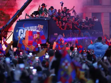 Para pemain Barcelona melakukan selebrasi di atas bus saat parade perayaan kemenangan Liga Spanyol di Barcelona, Spanyol, Senin (15/5/2023). (AP Photo/Joan Monfort)