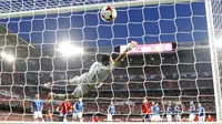 Kiper Italia, Gianluigi Buffon gagal menjangkau bola sepakan pemain Spanyol, Isco yang bersarang ke gawangnya pada laga Grup G Kkualifikasi Piala Dunia 2018 di Santiago Bernabeu stadium, Madrid, (2/9/2017). Spanyol menang 3-0. (AP/Paul White)