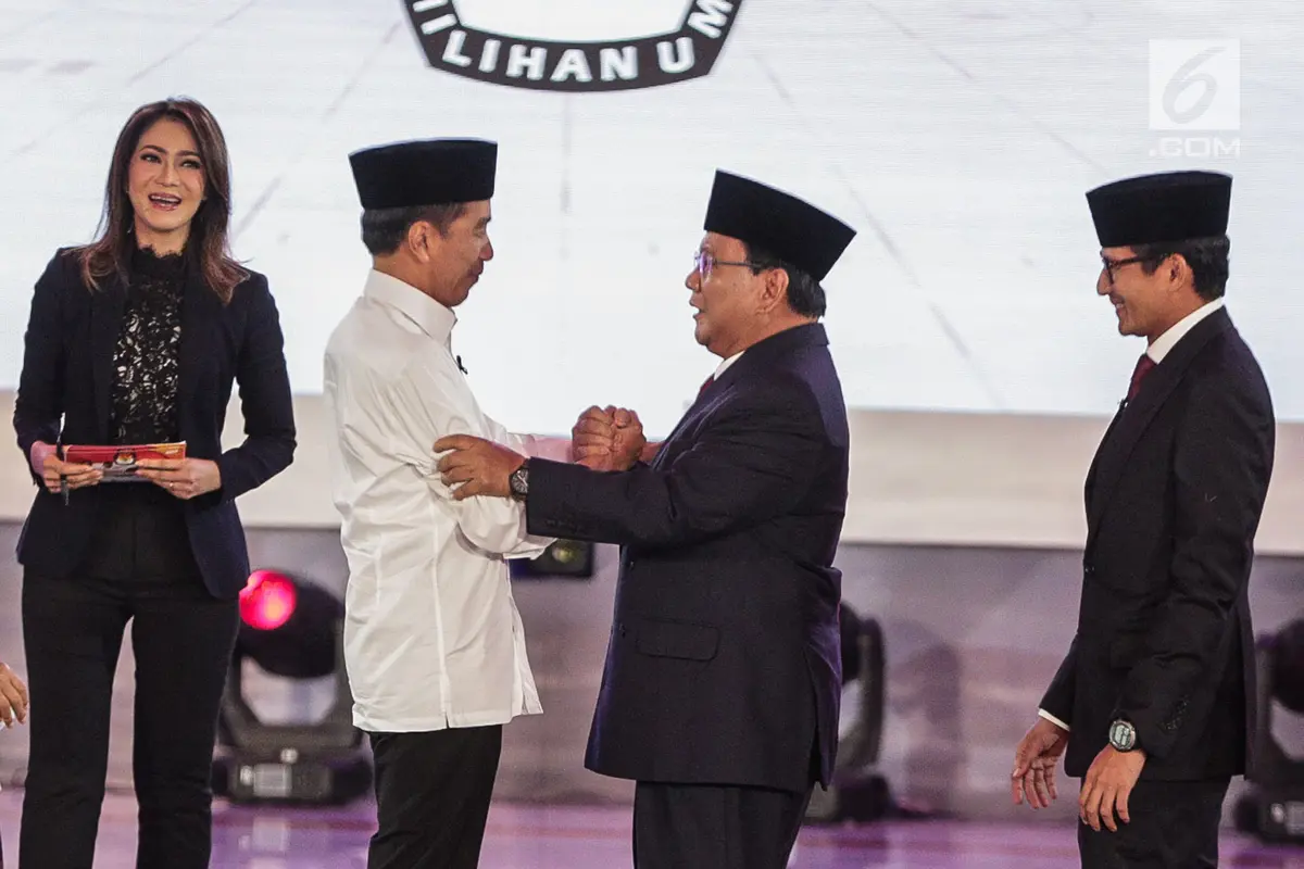 Peluk Hangat Jokowi - Prabowo Akhiri Debat Perdana Pilpres 2019