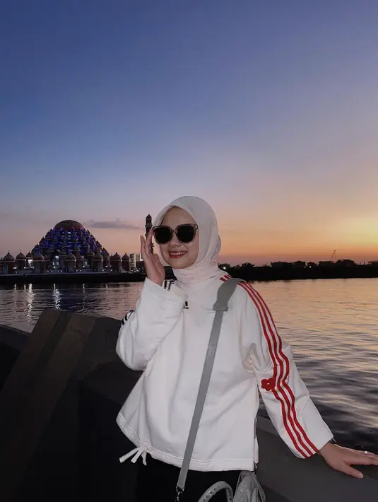 Setelah isu kedekatan Fuji dan Asnawi Mangkualam, sang mantan kekasih  Zhadela Putri jadi sorotan warganet. Sumber (IG: @zhadela)