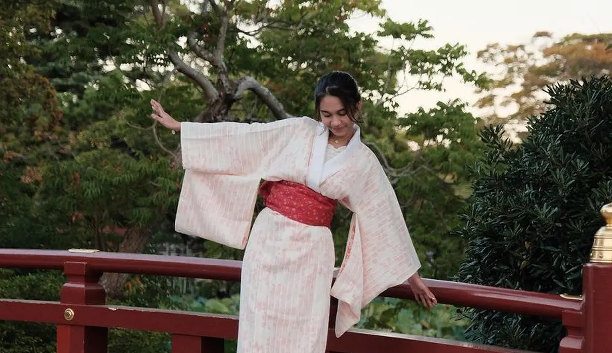 Azizah memadukan kimono tersebut mengenakan sandal jepit khas perempuan Jepang dengan kaos kaki putihnya. [@azizahsalsha_]