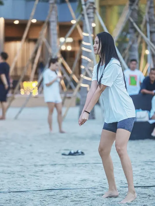 Anya pun nampak menaruh kunciran rambut hitamnya di lengannya. Menurut Fimela bagaimana tampilan Anya kali ini? (@anyageraldine)