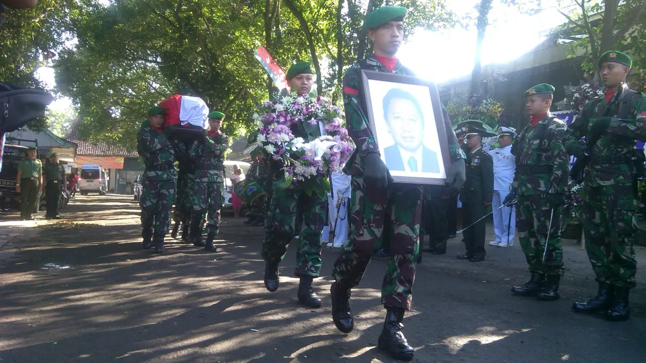 Jenazah Dubes Burhan Disemayamkan Secara Militer di Rumah Duka