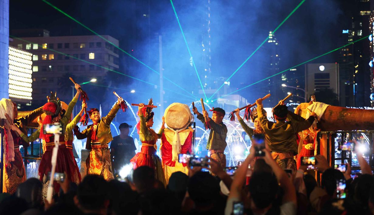 Penari Rampak Beduk saat tampil pada acara Transisi Perayaan Imlek 2577 Kongzili menuju Ramadan 1447 H di kawasan Bundaran Hotel Indonesia (HI), Jakarta, Selasa (17/2/2026). (Kapanlagi.com/Budy Santoso)