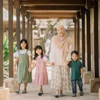 Desta dan Miguel serasi kenakan kaos polo nuansa biru. (Instagram/desta80s).