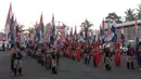 Kemeriahan parade budaya yang diadakan oleh Bali United di sepanjang Jalan By Pass Dharma Giri menuju Stadion Kapten I Wayan Dipta, Bali, Senin (23/12). Parade budaya diadakan untuk merayakan gelar juara Bali United. (Bola.com/Aditya Wany)