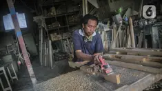 Pekerja menyelesaikan pembuatan furnitur di Jakarta, Rabu (20/11/2019). Kementerian Perindustrian (Kemenperin) menyatakan bakal terus memacu pertumbuhan produksi industri furnitur pada tahun ini kendati realisasinya kemungkinan lebih rendah ketimbang tahun lalu. (Liputan6.com/Faizal Fanani)