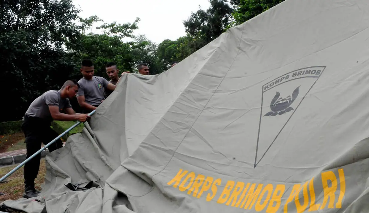 Mulai malam ini, ratusan personel kepolisian tersebut akan melakukan pengamanan gedung Parlemen dengan menginap di tenda-tenda tersebut, Jakarta, (15/10/14). (Liputan6.com/Andrian M Tunay)