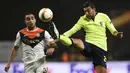 Pemain Shakhtar Donetsk, Ismaily (kiri), berebut bola dengan pemain Braga, Hassan, pada laga leg pertama perempat final Liga Europa, di Stadion AXA, Braga, Jumat (8/4/2016) dini hari WIB. (AFP/Francisco Leong)