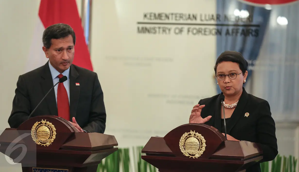 Menteri Luar Negeri Indonesia Retno LP Marsudi (kanan) memberikan keterangan pers didampingi oleh Menlu Singapura Vivian Balakrishnan di Gedung Pancasila, Jakarta, (12/1). Ini merupakan kunjungan Pertama Menteri Singapura. (Liputan6.com/Faizal Fanani)