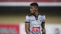 Kiper Sriwijaya FC, Teja Paku Alam, saat tampil melawan Barito Putera pada laga Piala Presiden di Stadion Kapten I Wayan Dipta, Bali, Senin (13/2/2017). Barito Putera kalah 1-2 dari Sriwijaya FC. (Bola.com/Vitalis Yogi Trisna)