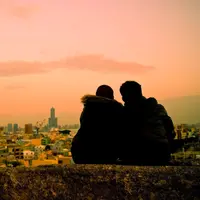 Pilih pacaran LDR atau satu kota?. (via: istimewa)