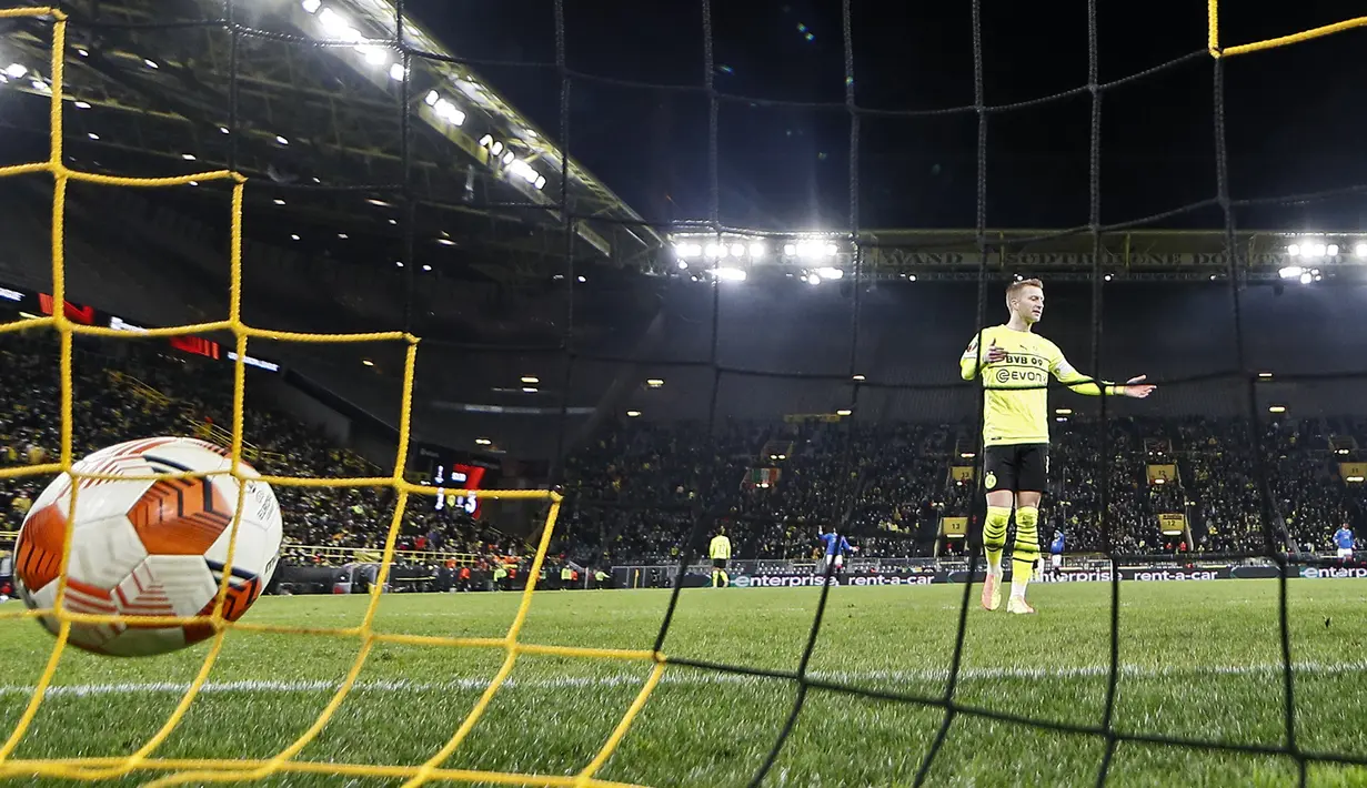 Pemain Borussia Dortmund Marco Reus bereaksi kecewa setelah timnya menerima gol dari pemain Rangers Alfredo Morelos pada pertandingan sepak bola Liga Europa di Dortmund, Jerman, 17 Februari 2022. Borussia Dortmund kalah 2-4. (AP Photo/Martin Meissner)